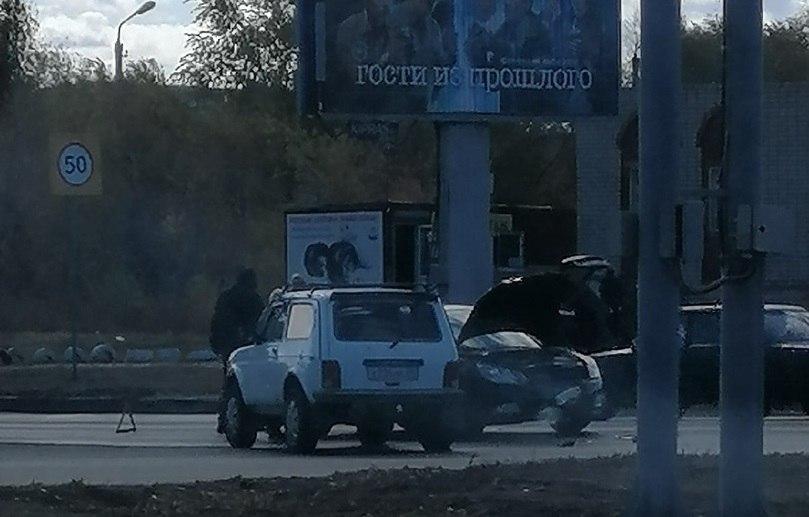 Напротив гипермаркета «Нива» врезалась в иномарку