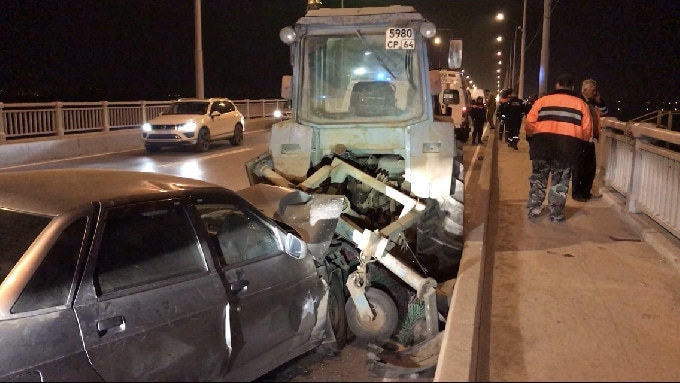 На мосту «Саратов-Энгельс» такси с пассажирами врезалось в трактор 