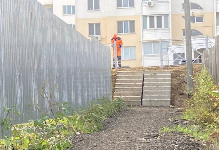 В Саратове демонтировали забор на пути в школу 