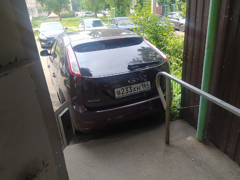 Автохама оштрафовали за парковку у дверей подъезда
