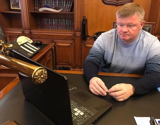 Ночью увеличат количество убирающих Саратов от снега машин