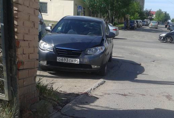 Медик на иномарке у подъезда к больнице перепутала педали и сбила коллегу