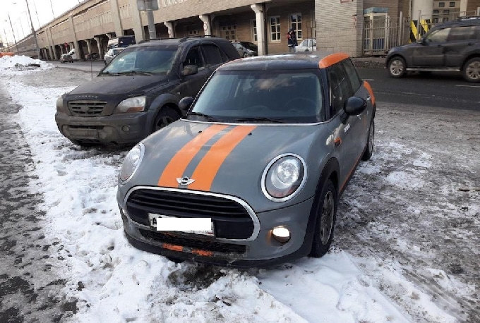 За долг в 11 млн рублей приставы арестовали Mini Cooper 50-летней автоледи 