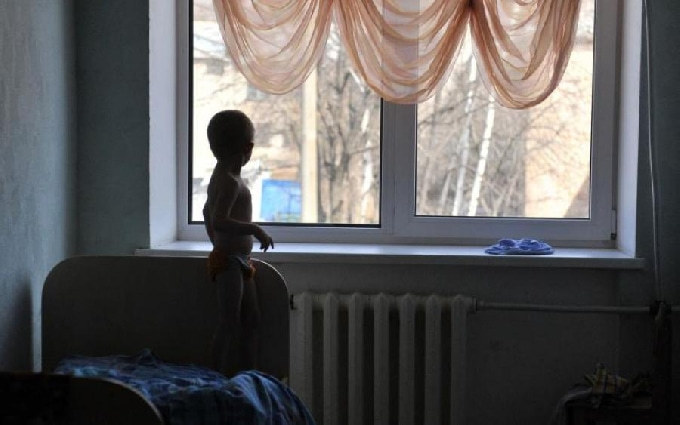 Отдавшая чужим людям ребенка мать воспитывалась в интернате 
