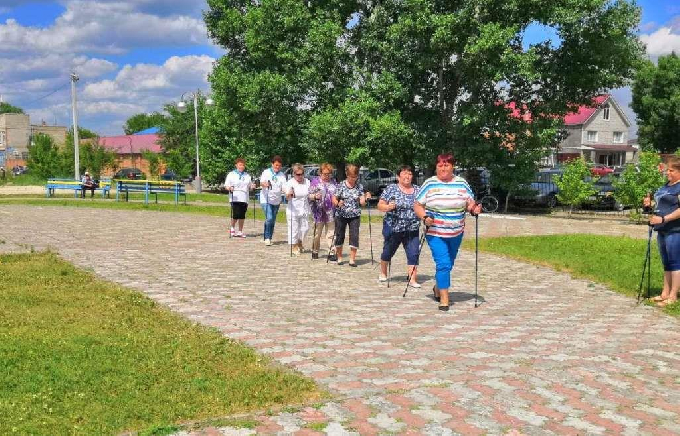 Бабушки устроили показательное выступление с палками для ходьбы