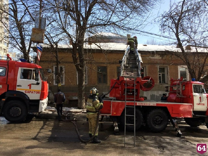 Из горящего дома на Соборной спаслась полуобнаженная девушка с кошкой 