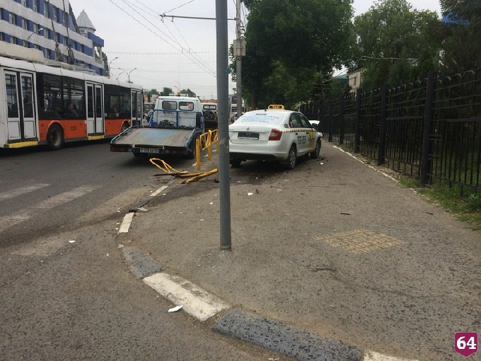 В Саратове при столкновении с «Мерседесом» такси вынесло на тротуар 