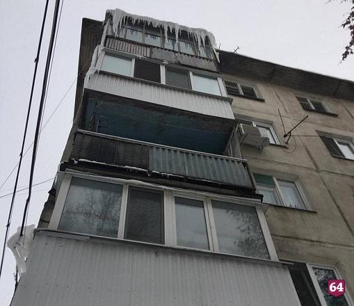 Жительницу Саратова осудят за гибель подростка от глыбы льда