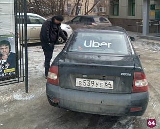 ГИБДД проверит парковку автомобиля на тротуаре около полиции Саратова