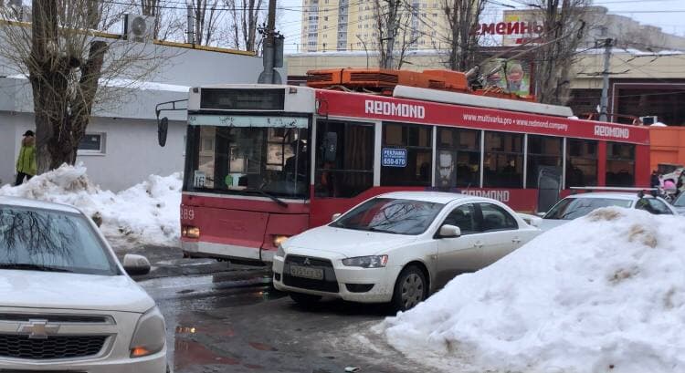 В центре Саратова автохамы издеваются над водителями троллейбусов