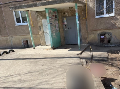 Жители многоэтажки под Саратовом нашли труп соседа у подъезда
