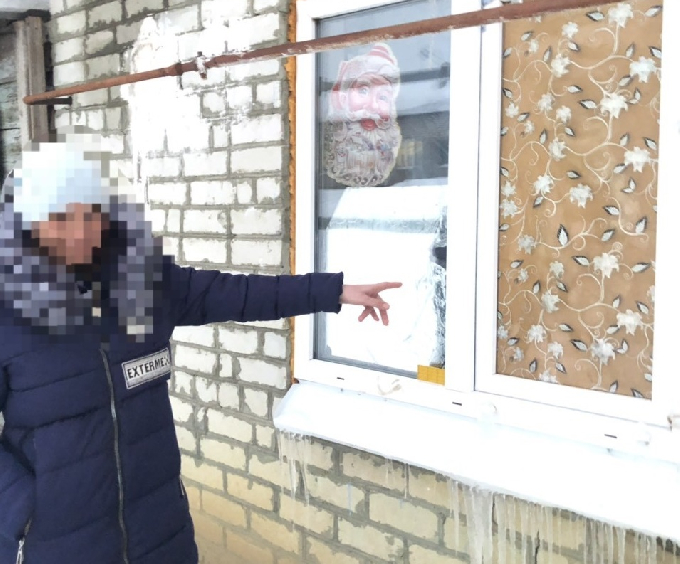 Мужчина с ножом разбил окно лопатой и залез в чужой дом