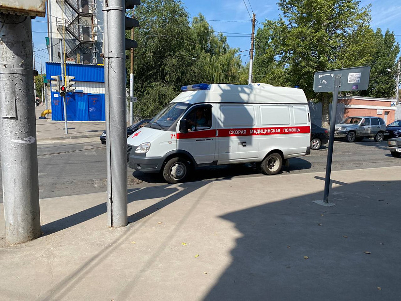 В Саратове женщина сорвалась с третьего этажа и выжила