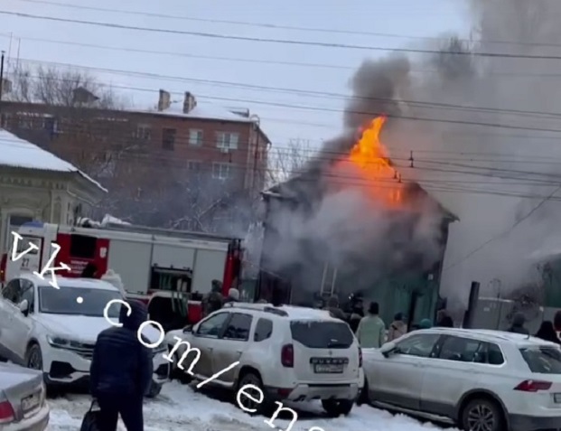 В центре Энгельса полыхал двухэтажный дом