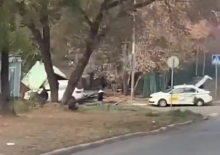 В Саратове кроссовер снес забор и гараж после ДТП с такси