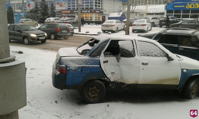 Пьяный водитель врезался в столб у остановки