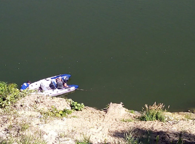 Водолазы достали тело мужчины со дна Хопра