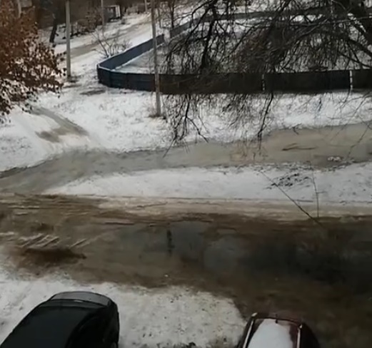 Горожане пожаловались на залитый вместе с катком двор