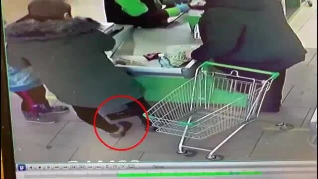 Кража кошелька в магазине под Саратовом попала на видео