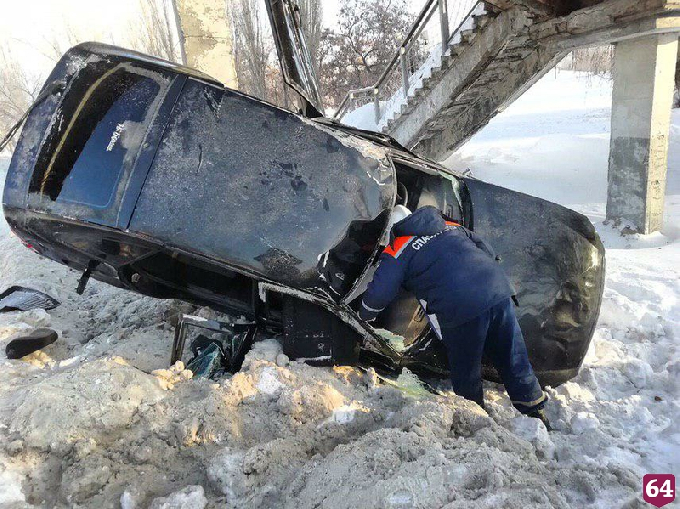 «Приора» перевернулась после столкновения с опорой моста