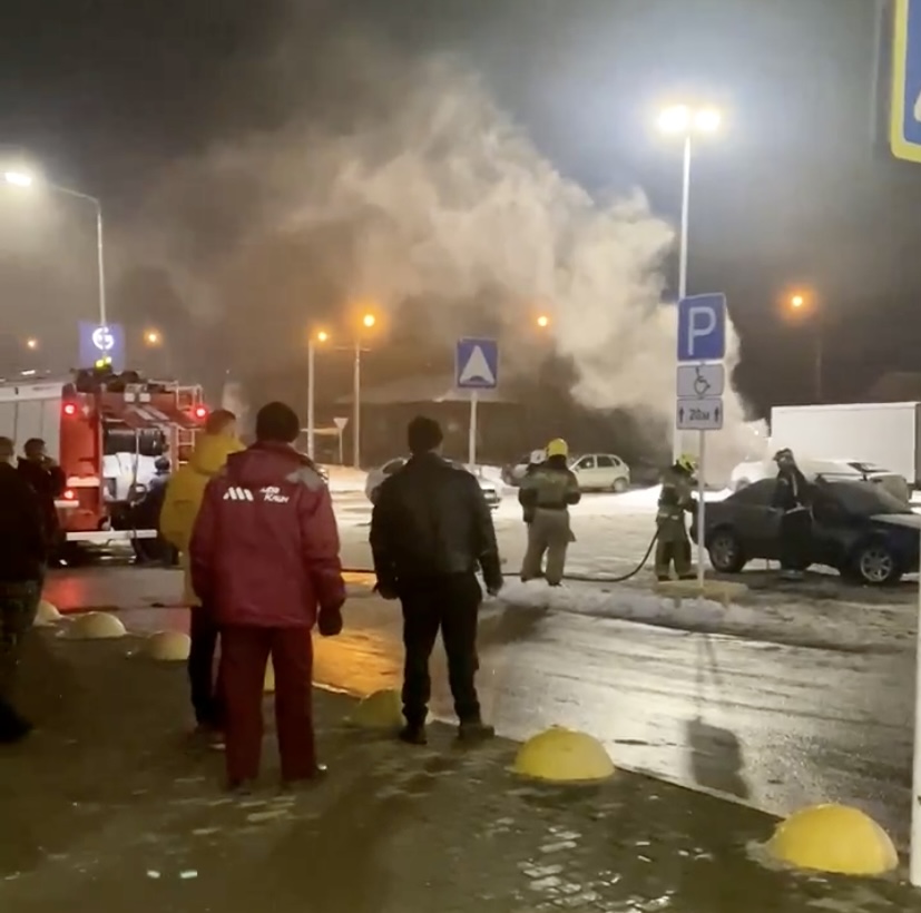 На парковке «Ленты» сгорела «Ауди»