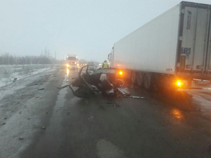 Под Пугачевом в ДТП с фурой погибли 2 человека