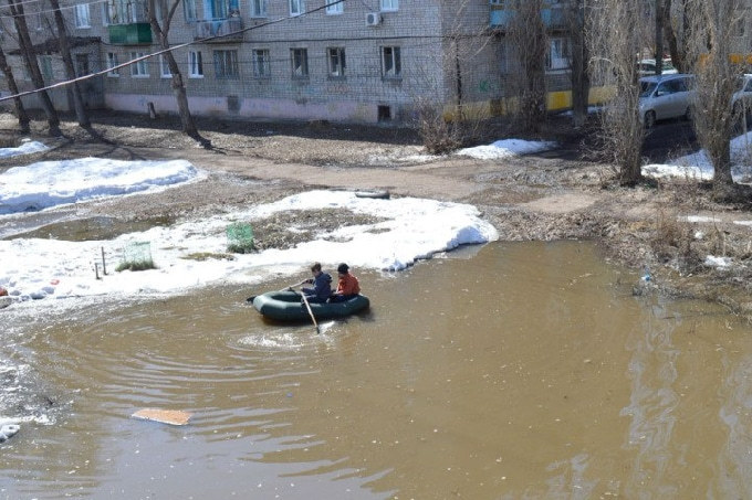 В Балакове дети плавали на лодке во дворе многоэтажного дома