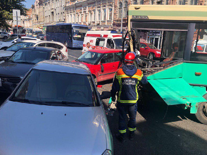 В столкновении автобуса и 4 автомобилей на Московской ранены 8 человек