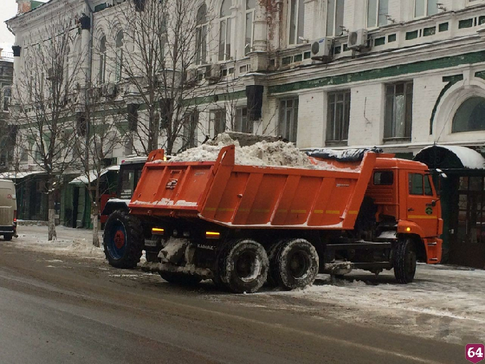 На уборку Саратова от снега направят 300 единиц техники 
