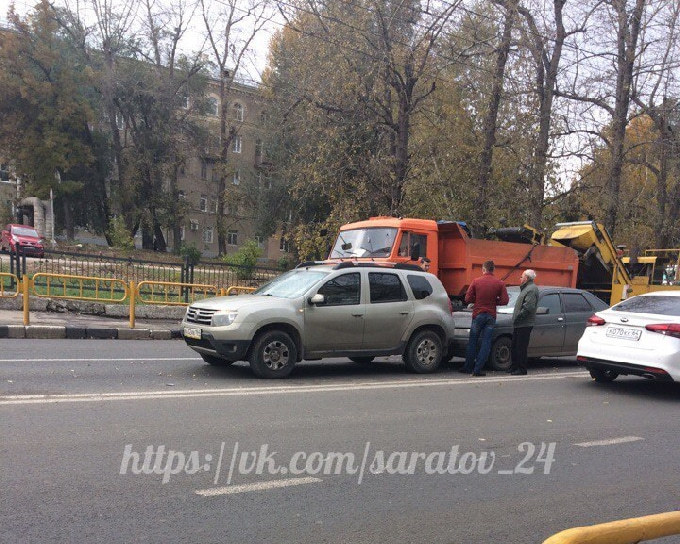 В Саратове на Стрелке перед светофором произошло второе за день ДТП 