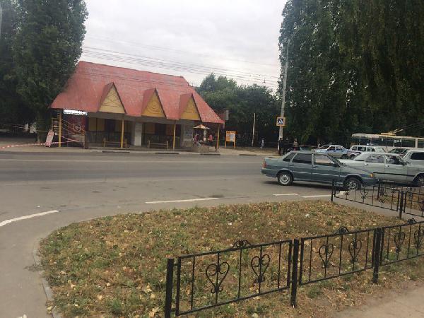 Полицейские оцепили остановку из-за подозрительного пакета