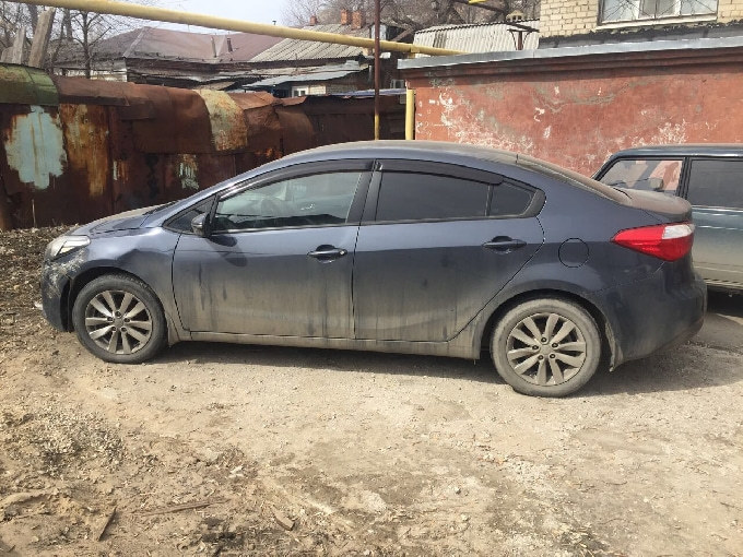 Приставы нашли иномарку должницы на парковке у дома