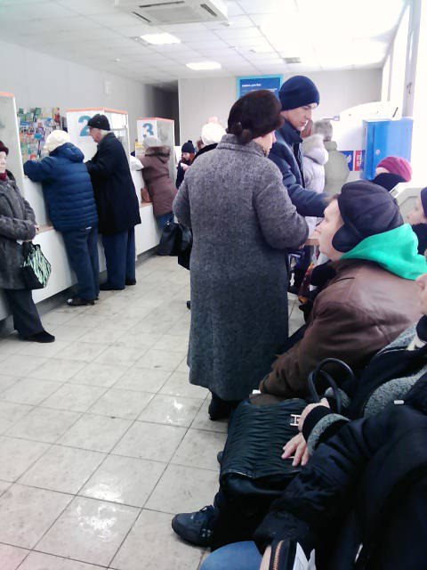 Саратовцы пожаловались на бесконечные очереди в отделениях почты