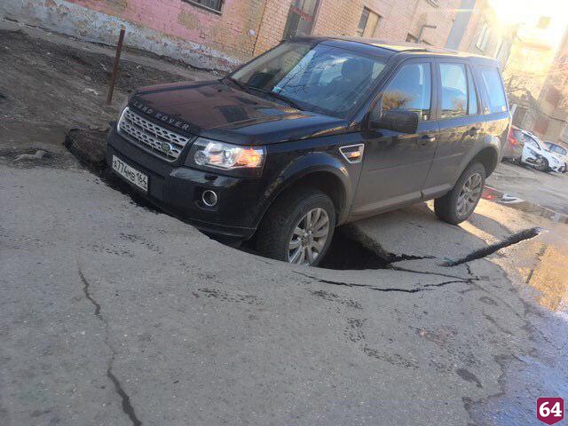 В центре Саратова под иномаркой провалился асфальт