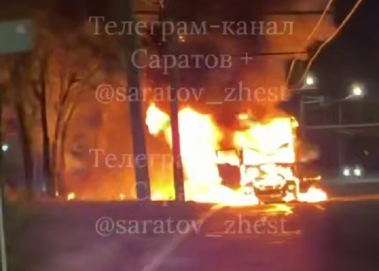 На дороге в Саратове полыхала фура с прицепом