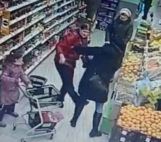 Саратовцев напугала неадекватная женщина в магазине