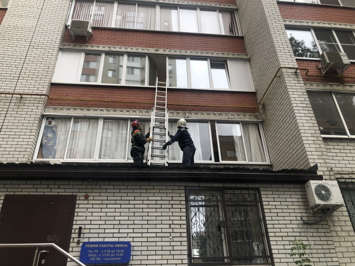 В центре Саратова спасатели сняли с края балкона 10-летнего мальчика