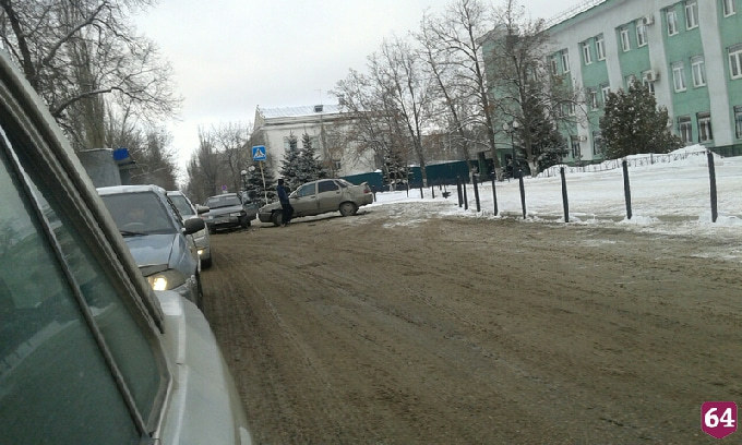 Вылетевший на встречку водитель устроил аварию на проспекте 50 лет Октября