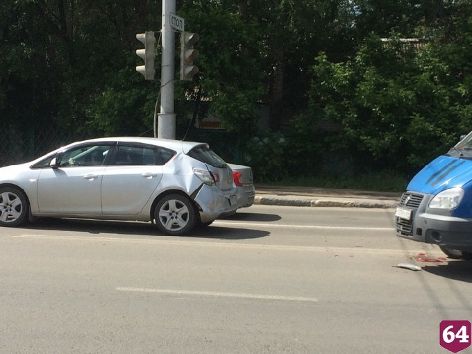 Авария с «Газелью» заблокировала путь в центр Саратова