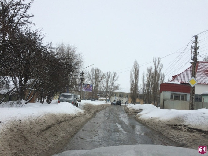 В Саратове коммунальная авария грозит обледенением дороги