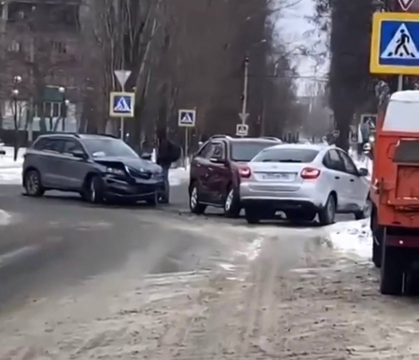 У рынка под Саратовом произошла массовая авария