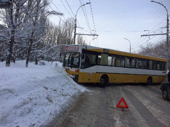 Парализовавший проспект 50 лет Октября автобус ждет эвакуатор