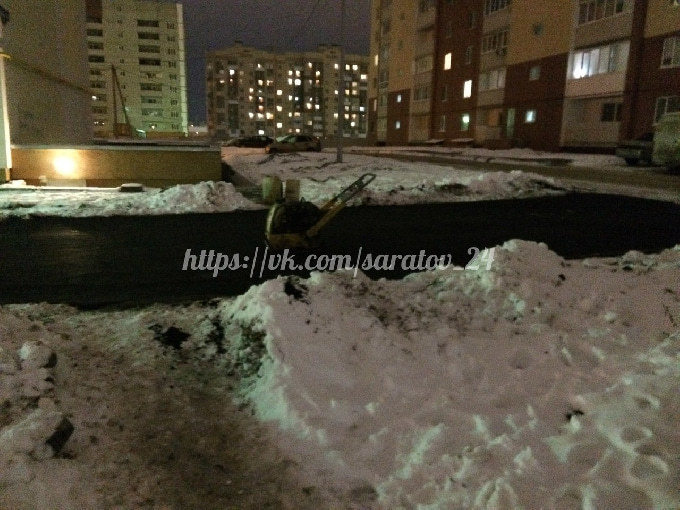 Саратовцы защитили дорожников, кладущих зимой асфальт