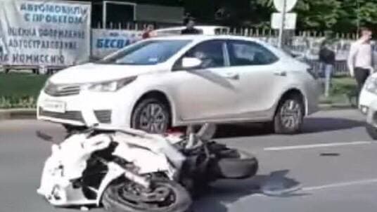 В Саратове байкер с пассажиром угодили под иномарку