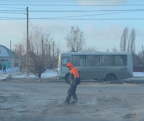 Под Саратовом укладывают асфальт методом втаптывания