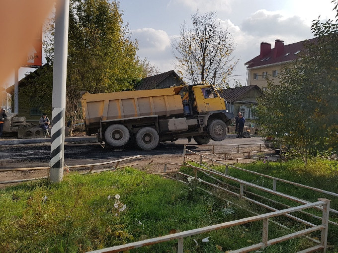 В Саратове под самосвалом с асфальтом провалился асфальт