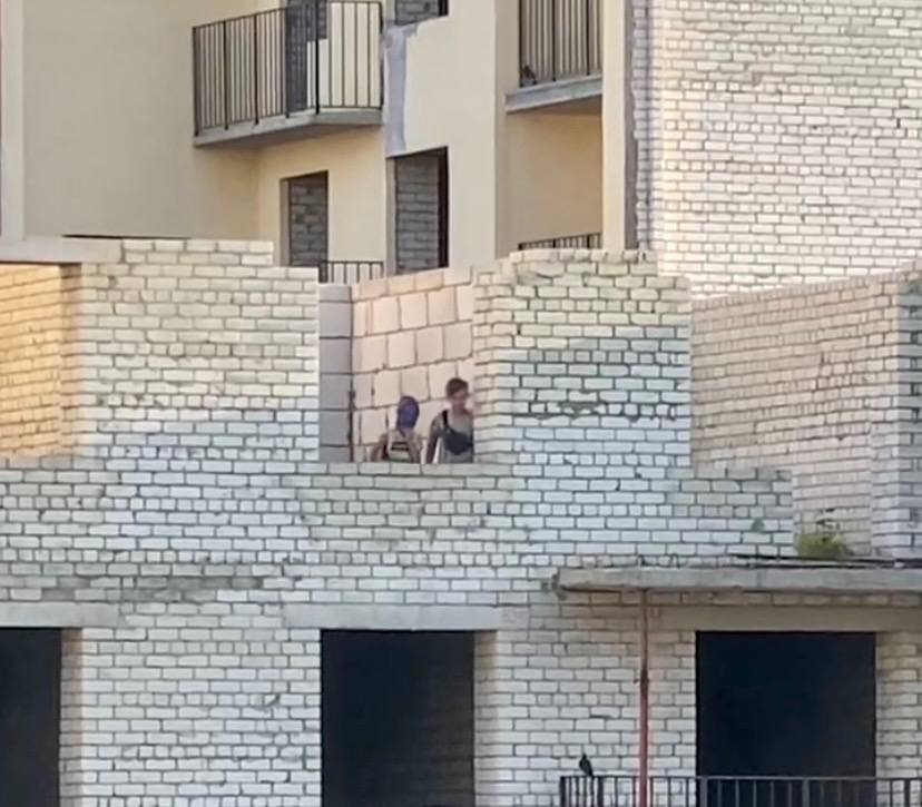 В Саратове дети кидали камни с недостроя в машины и прохожих