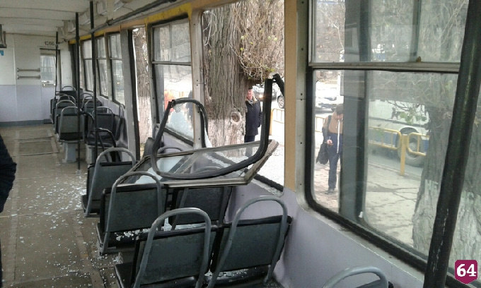 В трамвае с пассажирами стрелой автовышки выбило окна