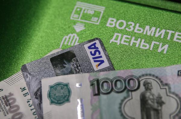 Женщина обналичила украденную в больнице карту