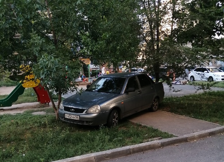 Автохам из Пензы врезался в дерево и перегородил тротуар